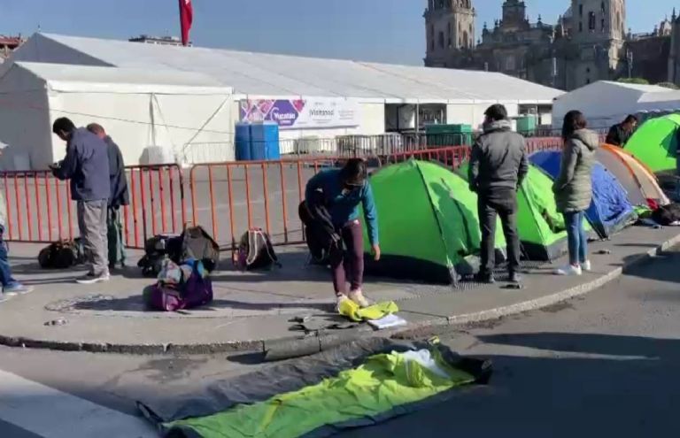 En pleno Día del Maestro: la CNTE monta gigantesco plantón en el Zócalo