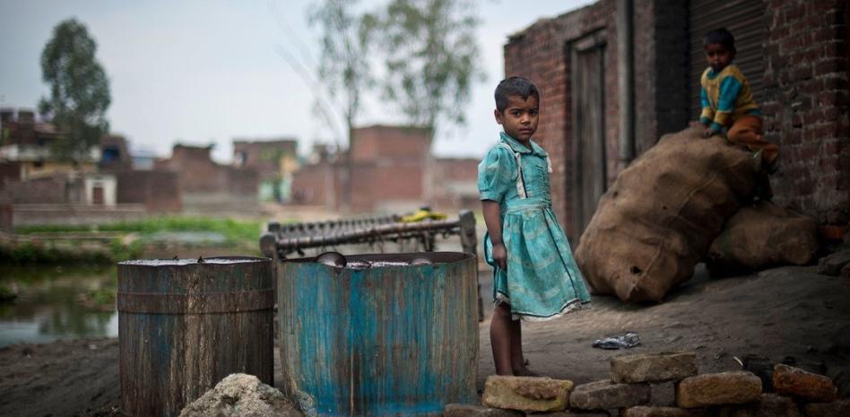 Más de 300 millones de niños luchan contra la pobreza extrema: ONU