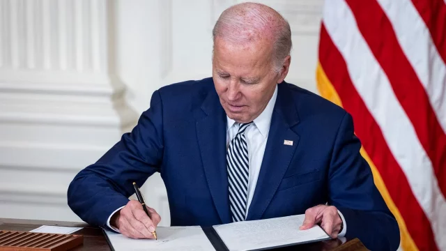Biden apela a una ley de la Guerra Fría para impulsar producción de fármacos en EU