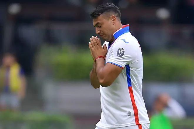 Iván Morales, ex de Cruz Azul, debuta en Argentina con burlas y críticas