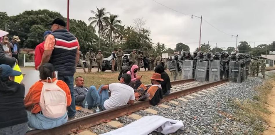 Ferrocarrileros bloquean diferentes puntos del país, piden justicia social