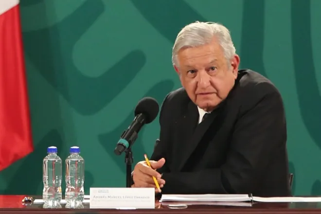 AMLO ironiza sobre revisión de su libro Gracias: “A ver si la Inquisición lo pone como prohibido”
