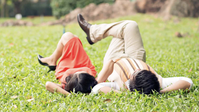 Ante baja natalidad, ciudades chinas establecen “rincones de solteros” en parques públicos