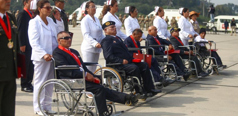 Boluarte condecora a 433 militares y civiles por su lucha contra el terrorismo en Perú