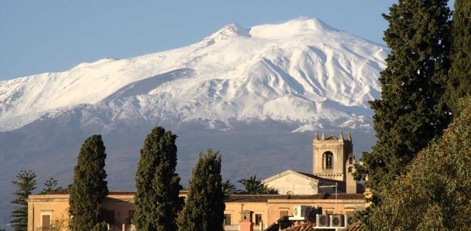 El volcán italiano Etna expulsa numerosos “anillos” de humo a la atmósfera
