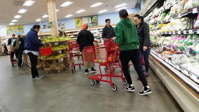 Confianza del consumidor cae en mayo a su nivel más bajo en siete meses