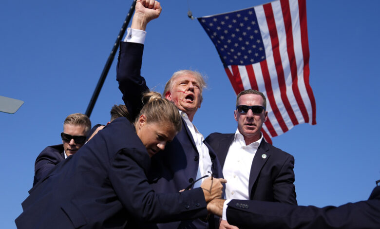 Se venden en China camisetas con la imagen de Trump ensangrentado y con el puño en alto