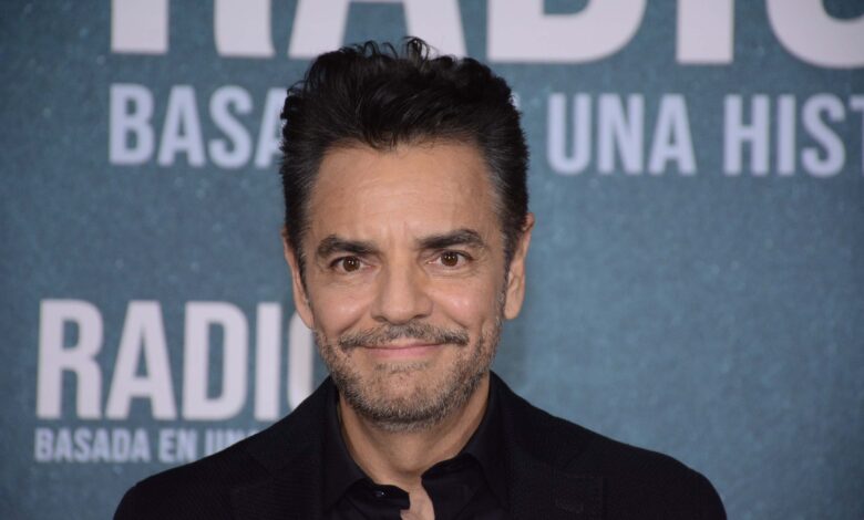 Visita Eugenio Derbez su estatua en Acapulco
