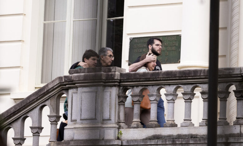 Familias de víctimas de avión se congregan en Sao Paulo mientras avanza la identificación de restos