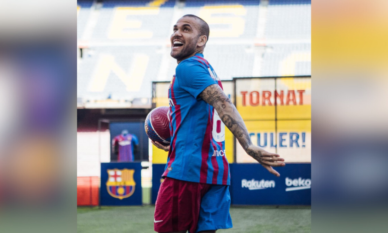 Dani Alves vuelve a la cancha en Barcelona tras salir de prisión