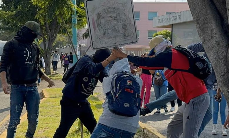 Se manifiestan normalistas contra agresiones de policías