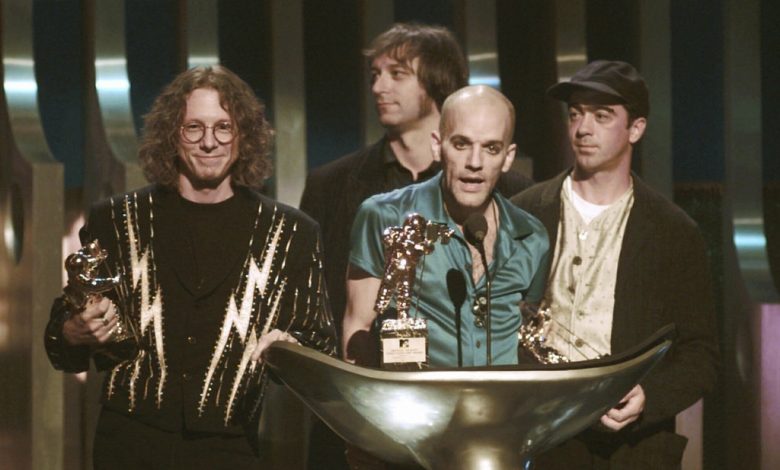 R.E.M. relanza sencillo “Radio Free Europe” para apoyar a la radiodifusora real