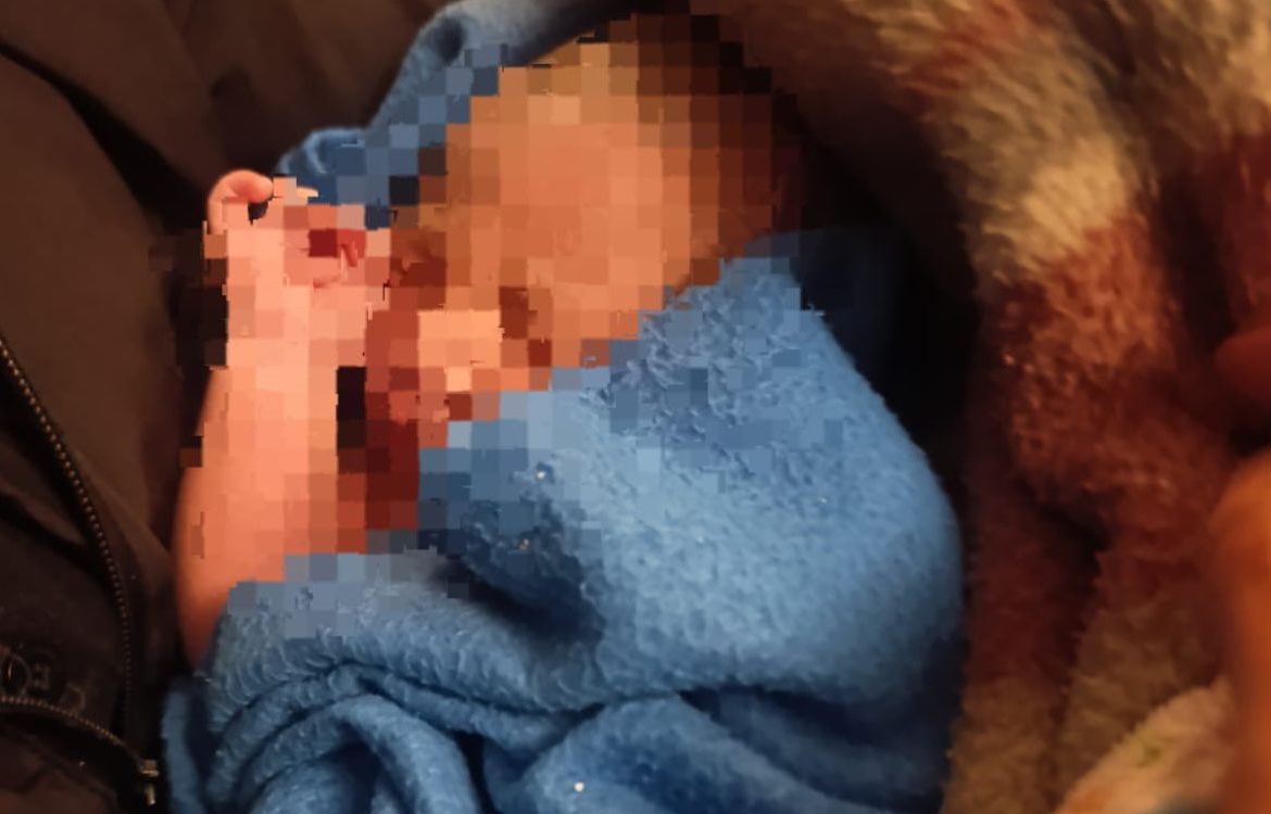 Bebé con horas de nacida sobrevive a ser abandonada en arbusto