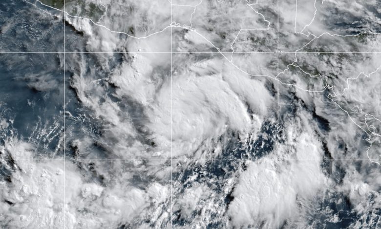 Huracán Erick se forma ante costa mexicana del Pacífico y amenaza con inundaciones y deslaves