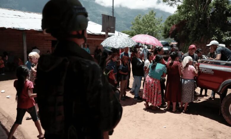 Familias huyen hacia Guatemala