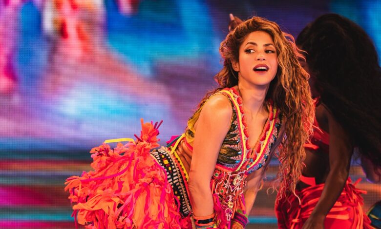 Shakira invoca tormenta y llora al cantar tema dedicado a Piqué