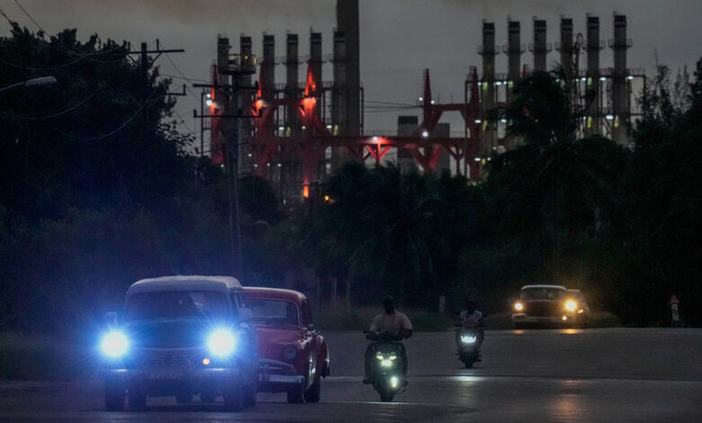 La mitad de Cuba amanece sin electricidad