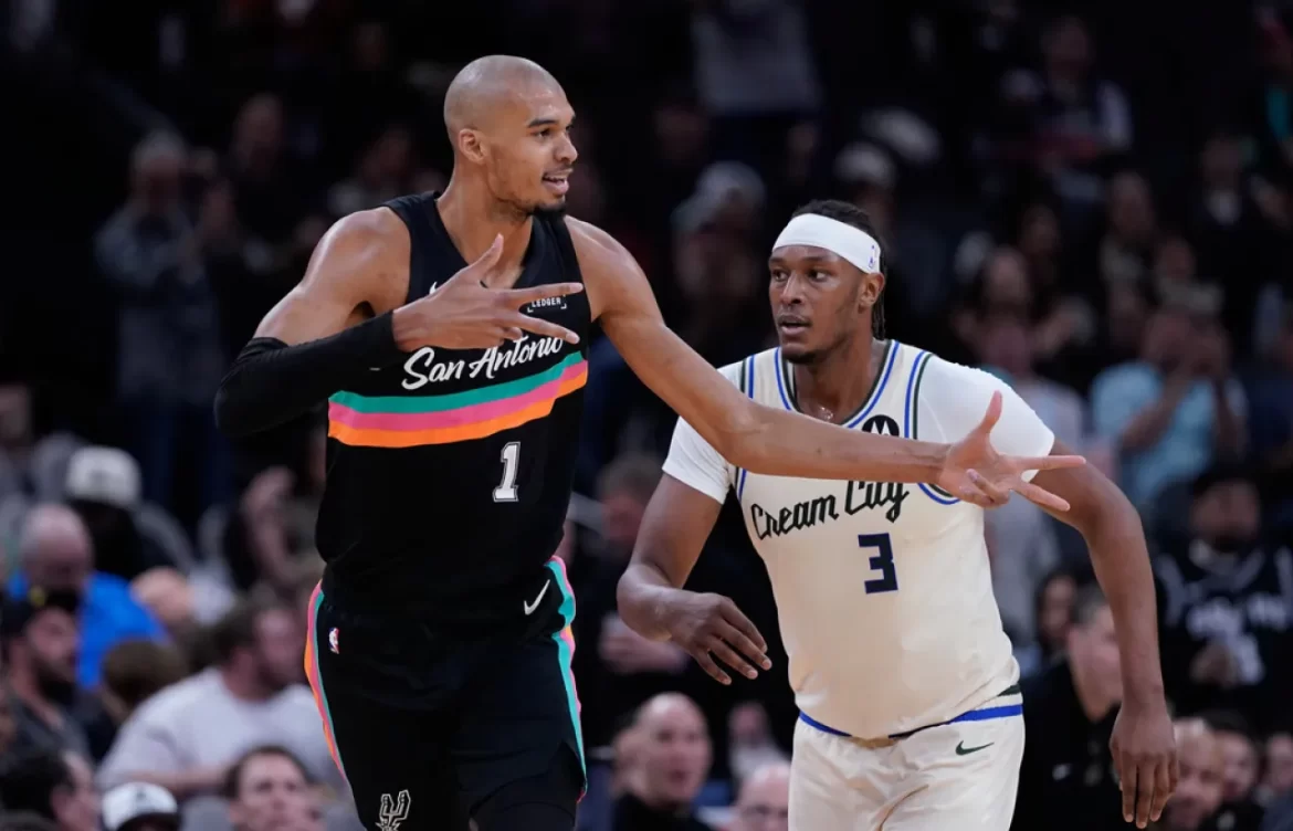 Spurs se imponen a Bucks